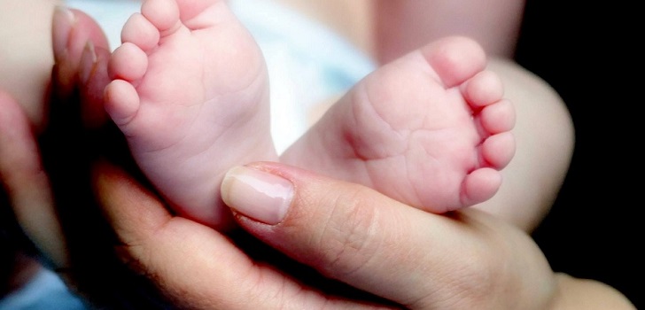 Tener estudios superiores y un contrato laboral: factores que retrasan la edad de maternidad